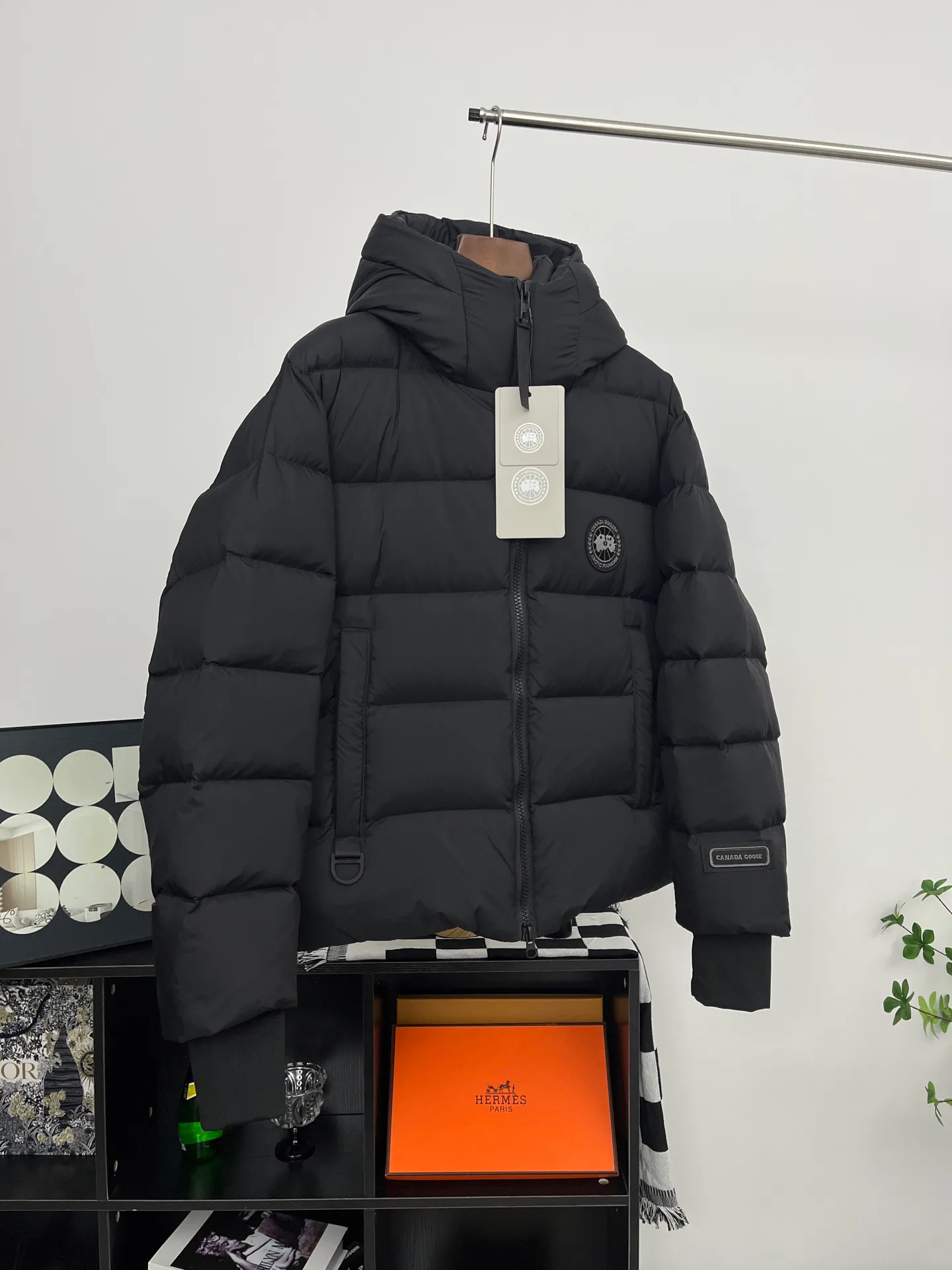 P880 CANADA GOOSE丨Ouyang Nana second generation hooded down jacket black label bread jacket for men and women, black Canada Ouyang Nana second generation latest canada goose black label is a must-have black label in the world! The latest designer styles! It has always been a favorite of fashion and is loved by fashionistas from all walks of life! Fashionable hooded cut, high-end customer-supplied fine goose down, high resilience, smooth zipper, strong and firm. Pockets on both sides can store small items, free your hands, and you can go out without worries. It can also meet the need of putting your hands in your pockets👏👏Produced by many celebrities, it can be used as a group uniform. This model uses a double-layer anti-velvet inner liner design, which has strong windproof performance and will be very warm in winter! New standard 90% goose down filling, high fluffiness, windproof hooded design. When walking outdoors, pull the collar to the highest position, put your hands in the pockets and it will be very warm. It can be easily controlled by all body types! The interior is equipped with an elastic snow skirt design for better wrapping. The simple and neat style design highlights the masculine temperament. The impeccable style is classic and never goes out of style. It is warm and practical, and it is versatile! You can enter with your eyes closed!   Filler: 90% goose down Sizes: XS S M L XL XXL